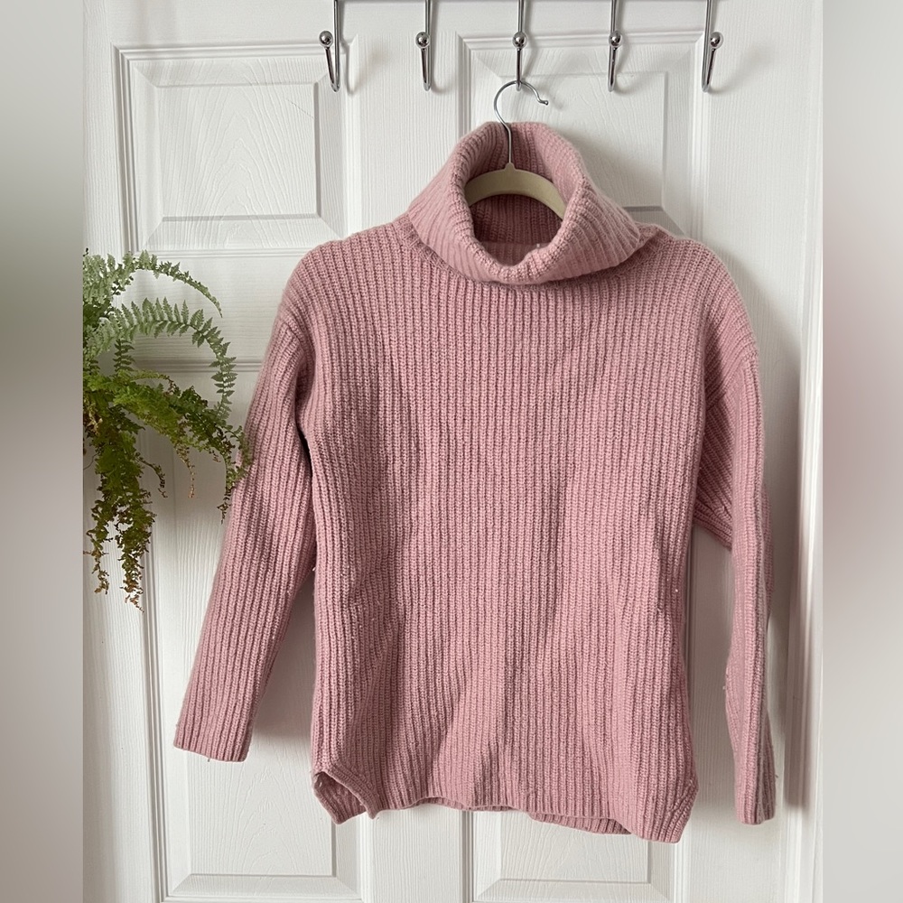 Theory - dusty pink 100% wool turtleneck